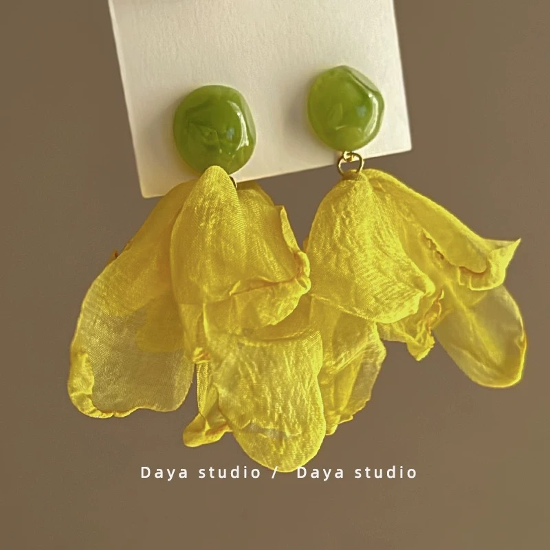 The super fairy-like French chiffon petal earrings exude a sense of sophistication for women, with a niche design sense. The stud earrings are elegant and have a vacation style Specification drawing