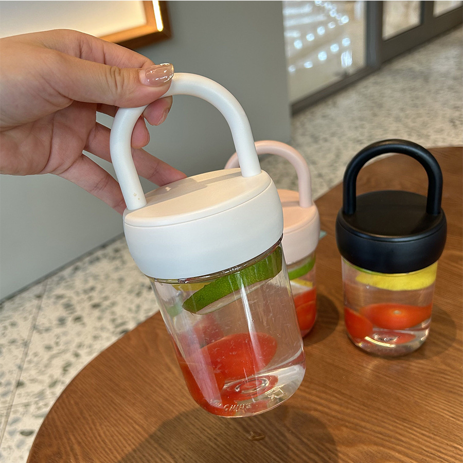 The new plastic water cup for girls' high school students has a high level of appearance. The plastic cup for summer students is simple and portable, and can be carried around. The trend of plastic cups Application Scenario