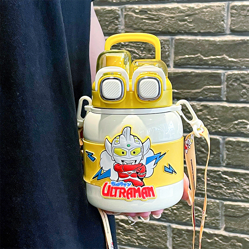The classic Ultraman series Square Dun Dun insulated cup features a double-drinking lock design with a built-in cup rope and a large capacity water cup full figure