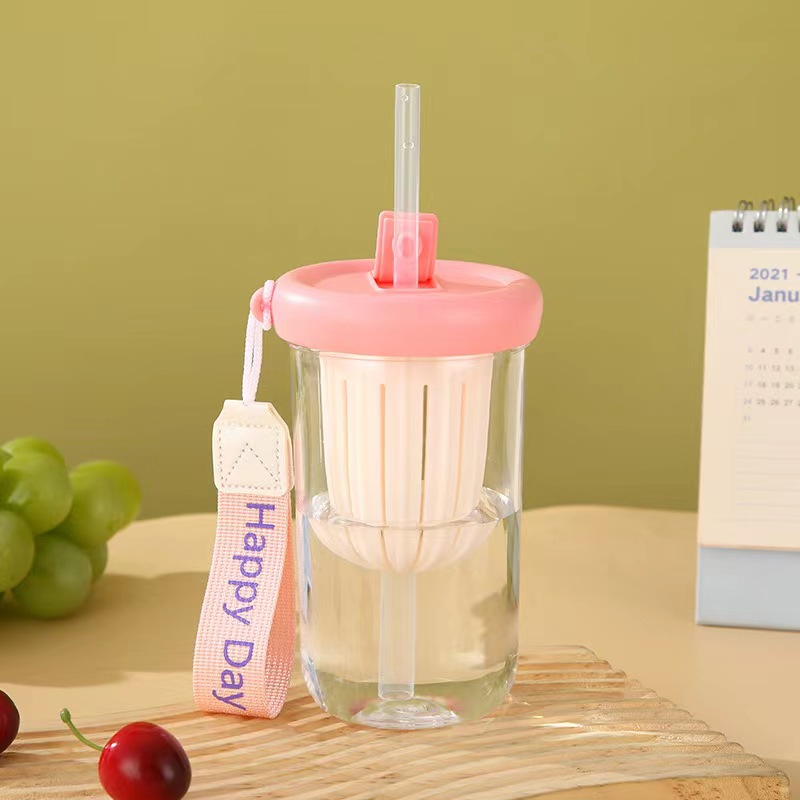 High-quality appearance level tea water separation transparent plastic water cup, straw cup with tea strainer, high-temperature resistant food-grade material tea brewing cup Application Scenario