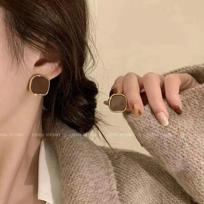 French unique caramel-colored pearl earrings suitable for autumn and winter, 2024 new style, light luxury and high-end stud earrings for women Specification drawing