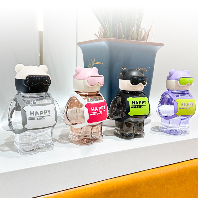Children's cartoon plastic water cups, high appearance level, large-belted cups, cute summer student space cups, large-capacity straw cups Application Scenario