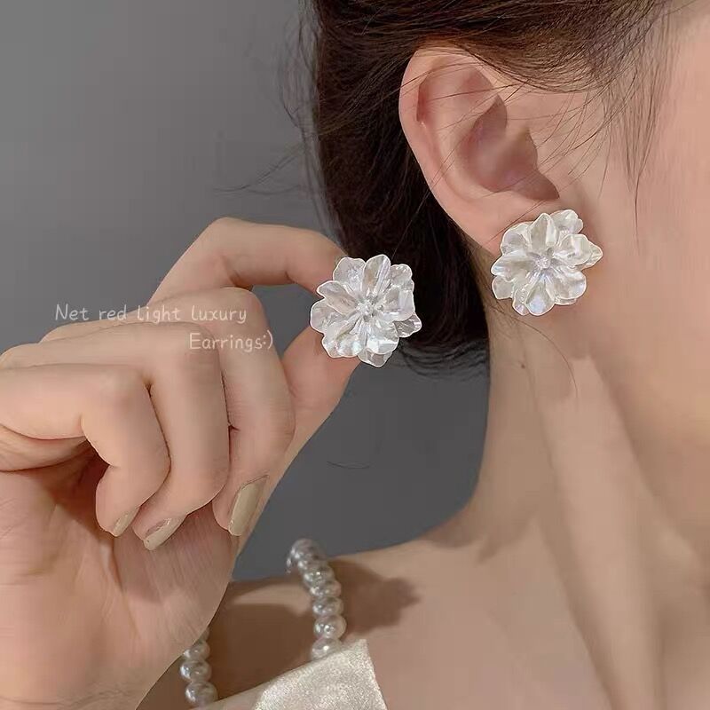 Simple blue flower stud earrings for women, high-end white heart-shaped earrings for women, new style and versatile earrings for 2025 details Picture