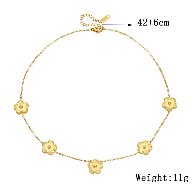 Korean version simple and fashionable commuting gold-plated striped five-petal flower accessory chain stainless steel jewelry necklace Application Scenario