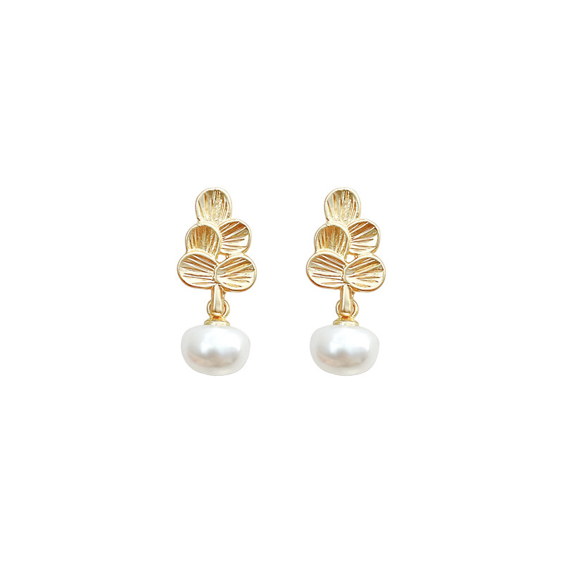 Fresh and simple leaf and flower earrings for women, trendy and niche design, simple pearl stud earrings, and trendy earrings Item Picture