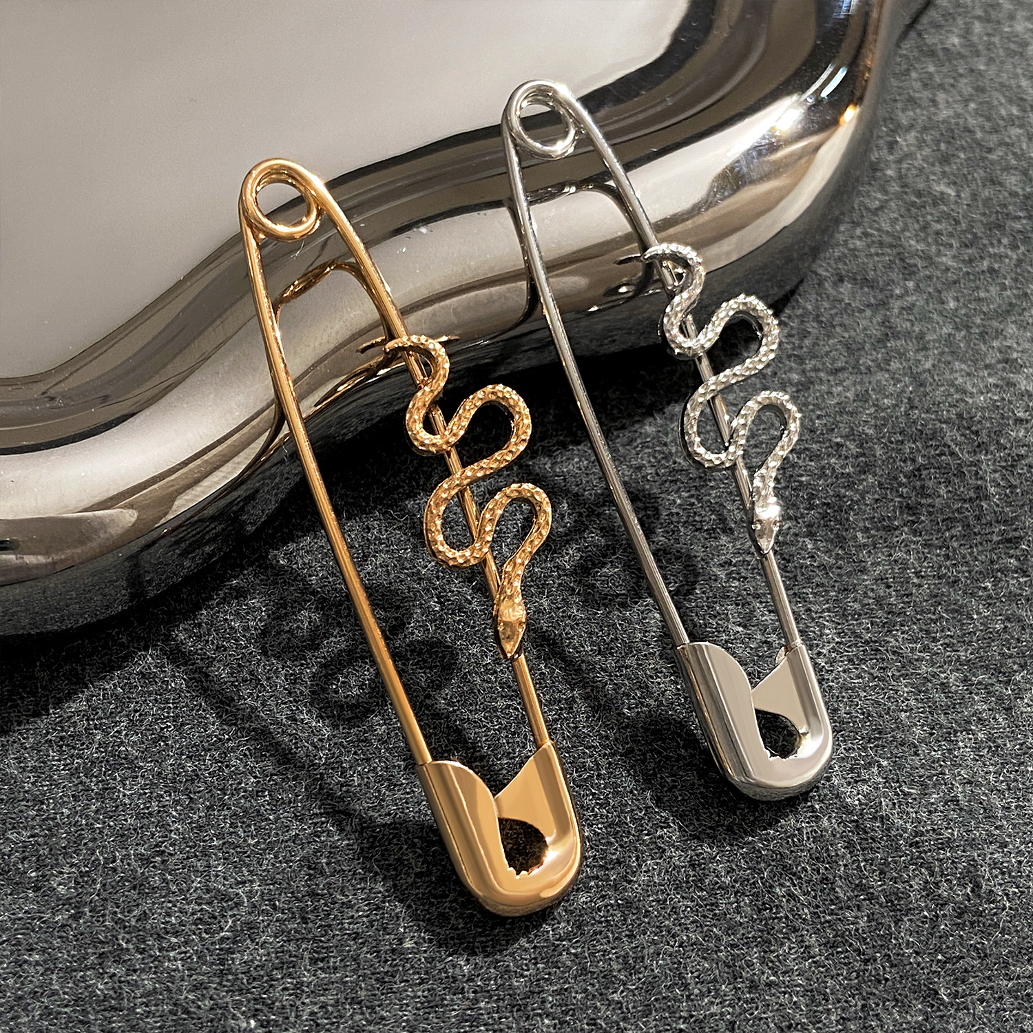 New cross-border snake-shaped paperclip earrings, InS-style European and American creative design, simple pin earrings, fashionable earrings Application Scenario