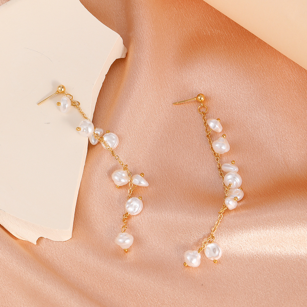New Instagram-chic and ethereal pearl earrings from Japan and South Korea, featuring a unique and simple long tassel earrings and earrings Application Scenario