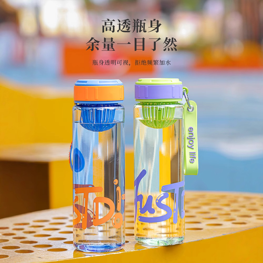 New large-capacity student plastic cup with tea strapping, high-temperature resistant sports water cup, outdoor portable carrying rope, portable cup Application Scenario