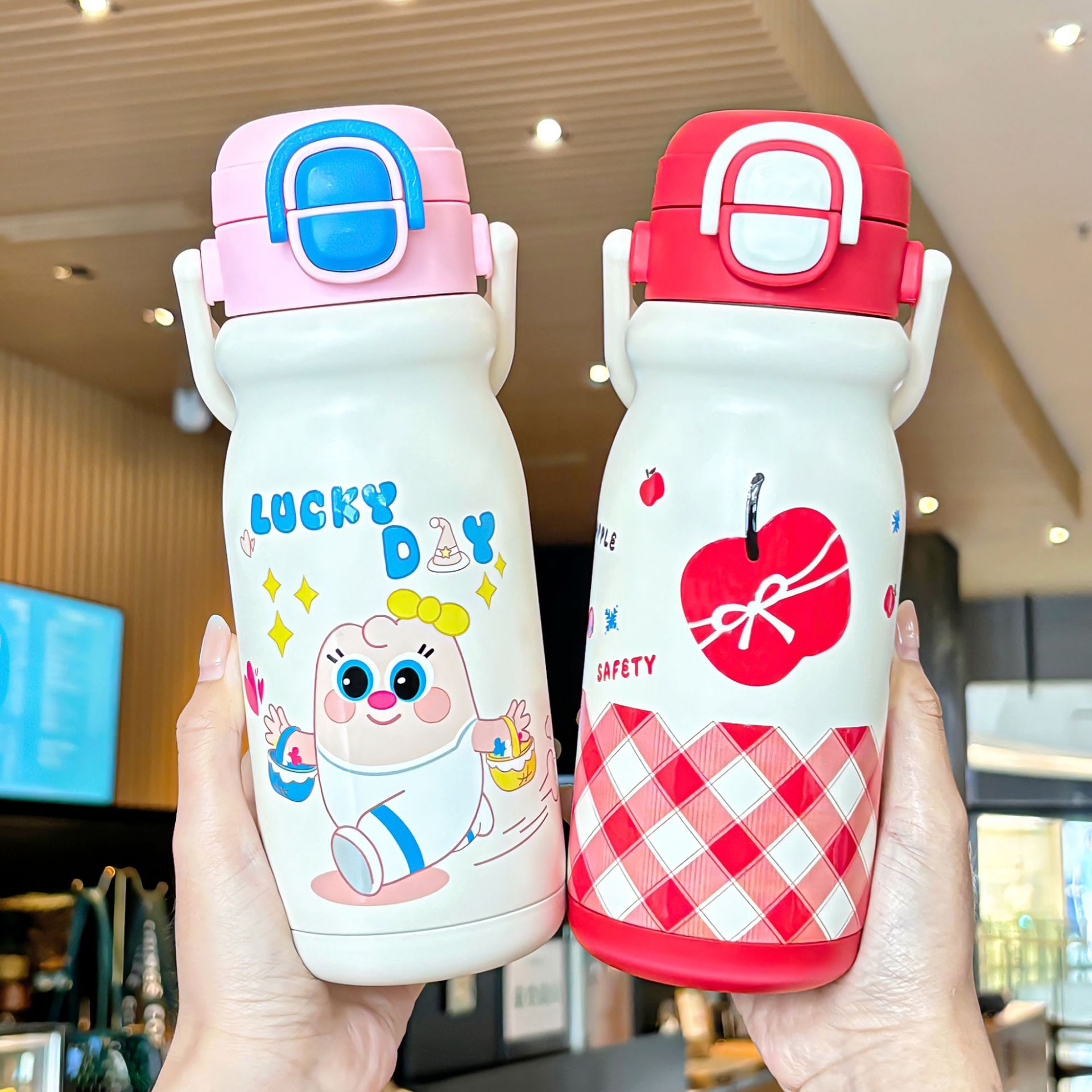 This cute and interesting student cup has a sturdy heat preservation ring for easy carrying. The silk-printed cup body is a double-drinking water cup with a lock design full figure