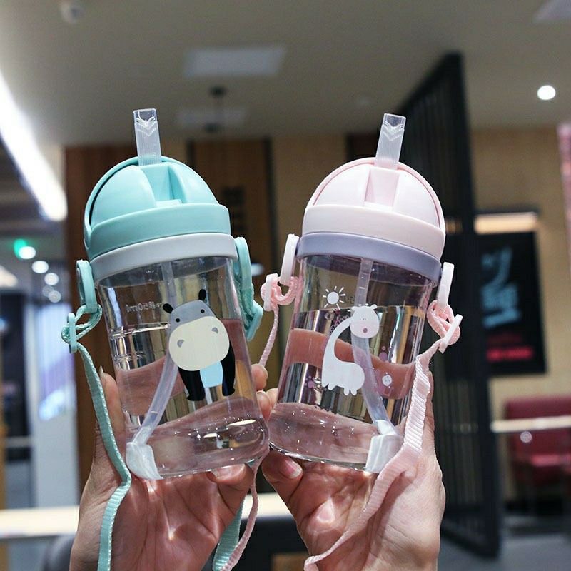 Cartoon children's backpack water cup, anti-drop with graduated straw cup, biting and anti-choking water cup, kindergarten baby drinking cup full figure