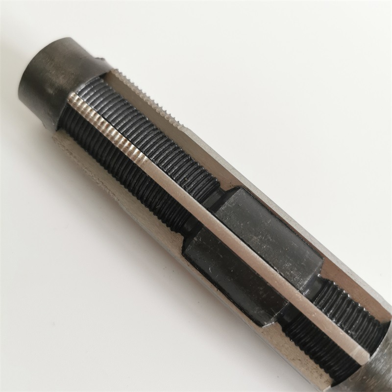 Hand-operated adjustable reamer with connecting rod copper sleeve, straight handle reamer, high-speed steel twist handle type adjustable reamer for reaming holes 11.75-54 Application Scenario