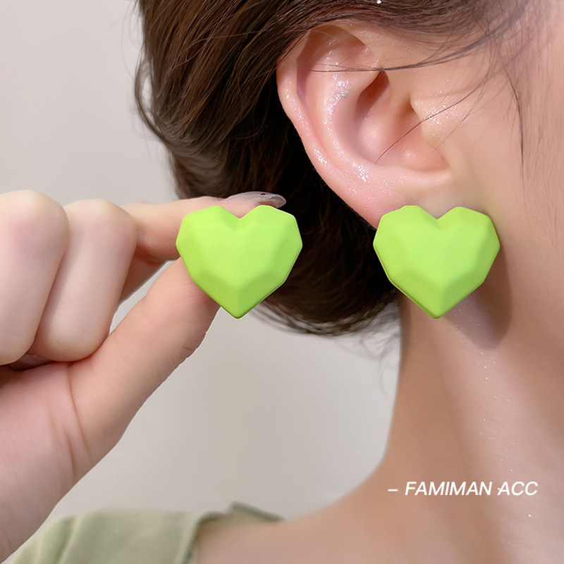 Sweet and elegant green earrings for women in 2025, simple and niche ear studs, light luxury and high-end ear rings and earrings details Picture