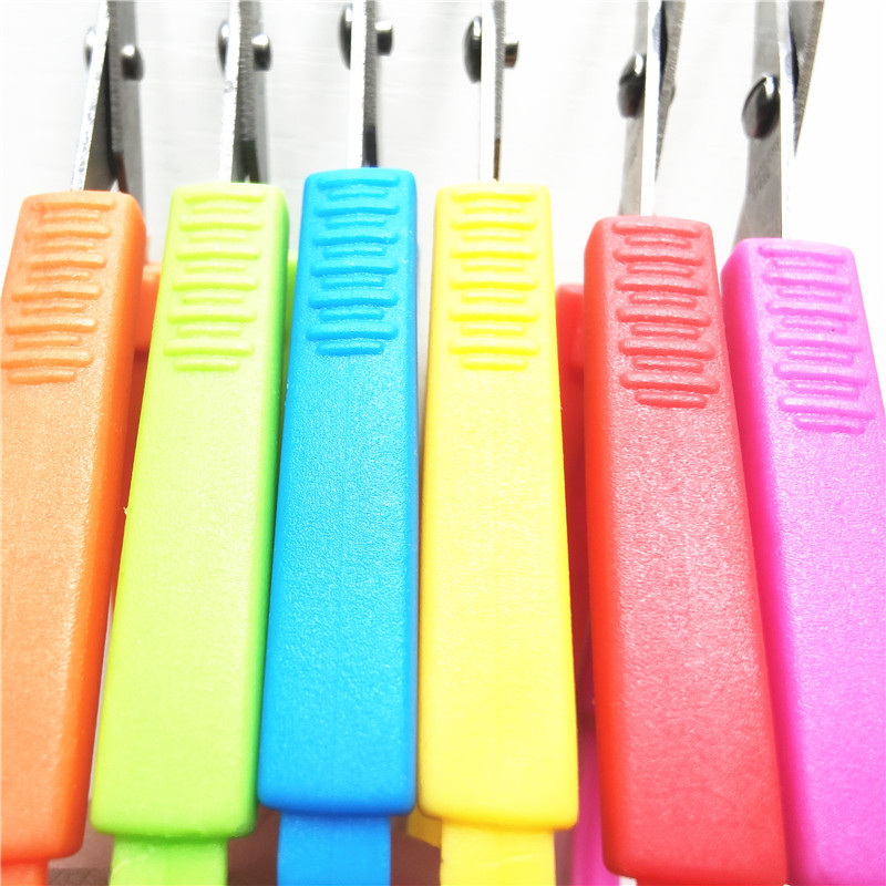 Wholesale factory direct sales of small circular scissors, small U-shaped scissors, children's safety small scissors Application Scenario
