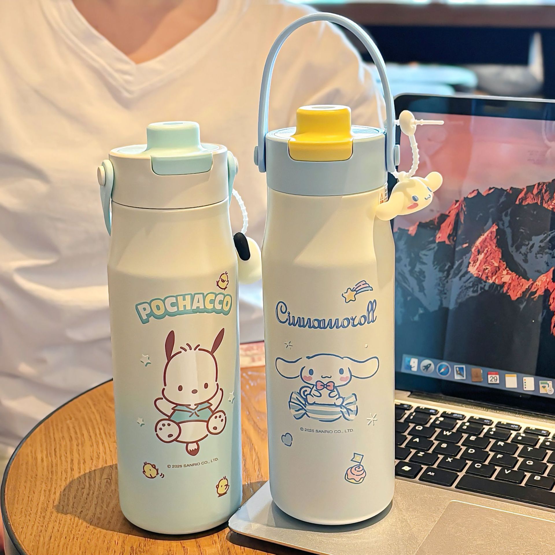 The Sanrio family series gradient insulated cup comes with a handle for easy carrying and a large-capacity drinking cup with a direct drinking design Specification drawing