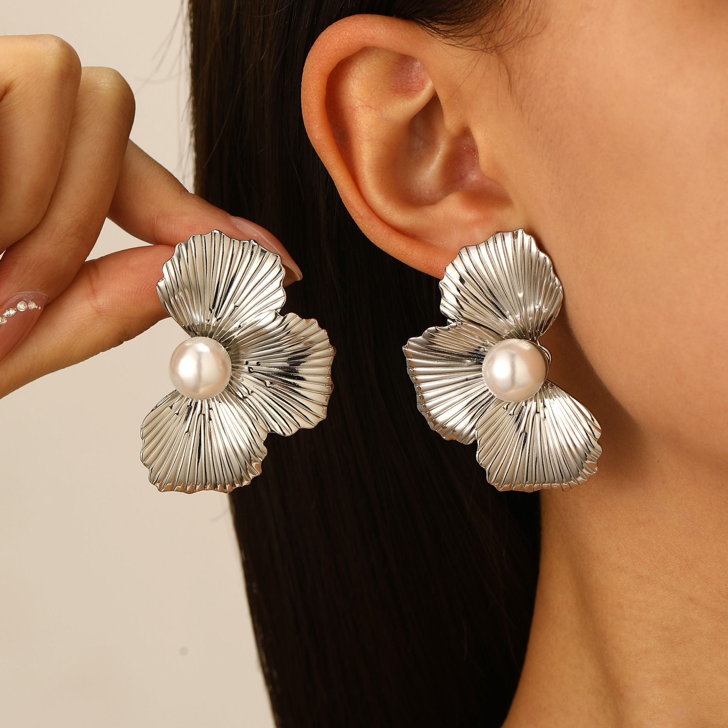 European and American cross-border jewelry, ins, light luxury, high-end fashion, ginkgo leaf, flower, pearl stud earrings, women's earrings Application Scenario