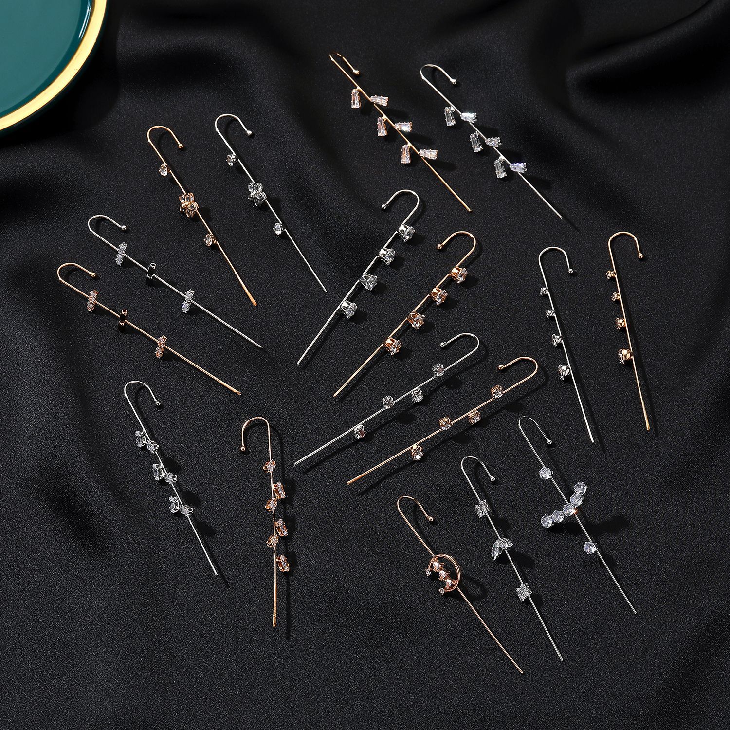 The new inS-style piercing ear piercing earrings are elegant and studded with zircon. The star letters surround the earlobes with diagonal stud earrings details Picture