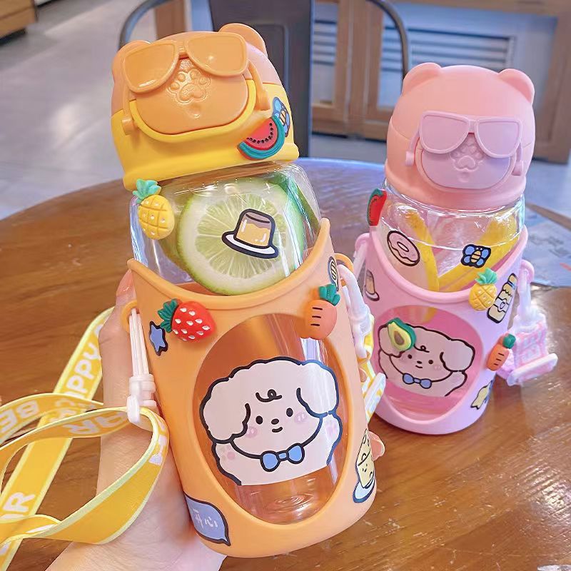 New cute cartoon children's straw plastic cup, environmentally friendly and drinkable, fashionable and portable student glasses bear water cup Application Scenario