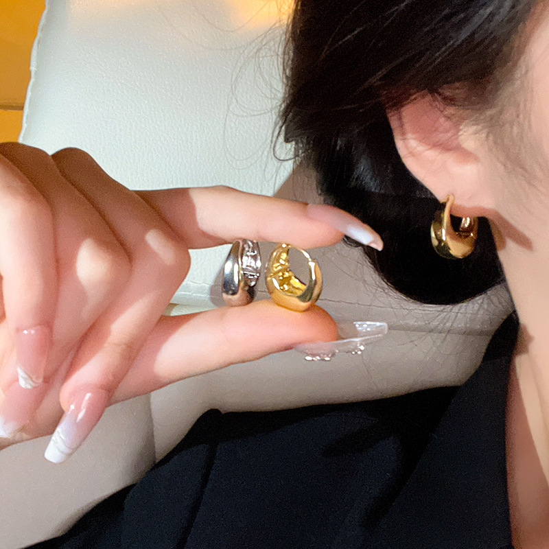 French retro metal teardrop earrings, a fashionable, niche, high-end and versatile accessory with a simple and elegant style for women full figure