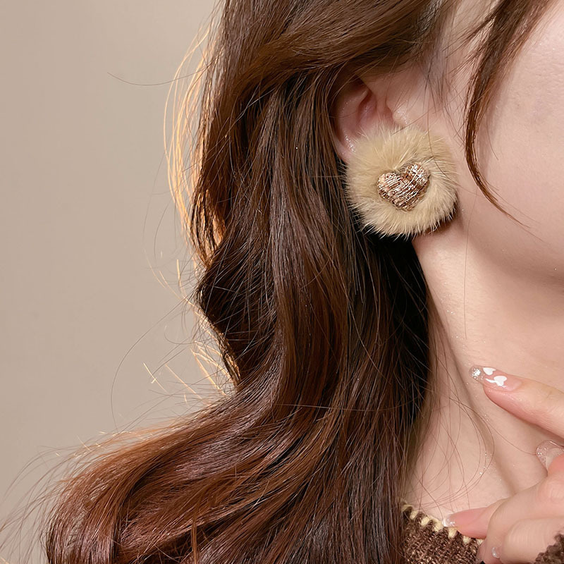 Maillard's autumn and winter plush earrings exude a sense of high-end and light luxury for women. The new 2024 style of furry stud earrings exude a touch of elegance and French style Application Scenario