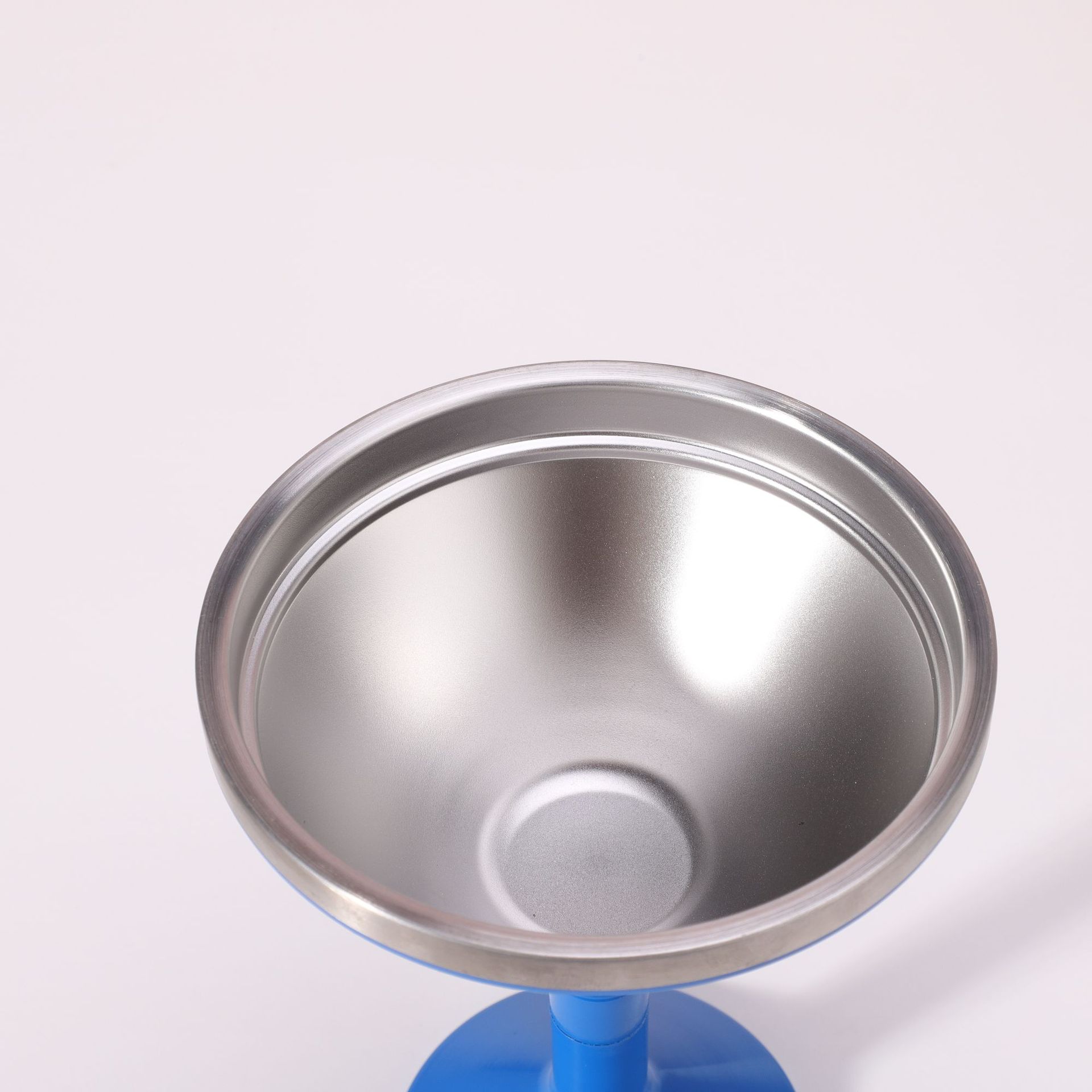 Cross-border stainless steel cocktail cups, double-layer tall glasses, insulated cups, water cups, chilled champagne cups, creative triangular cups Application Scenario