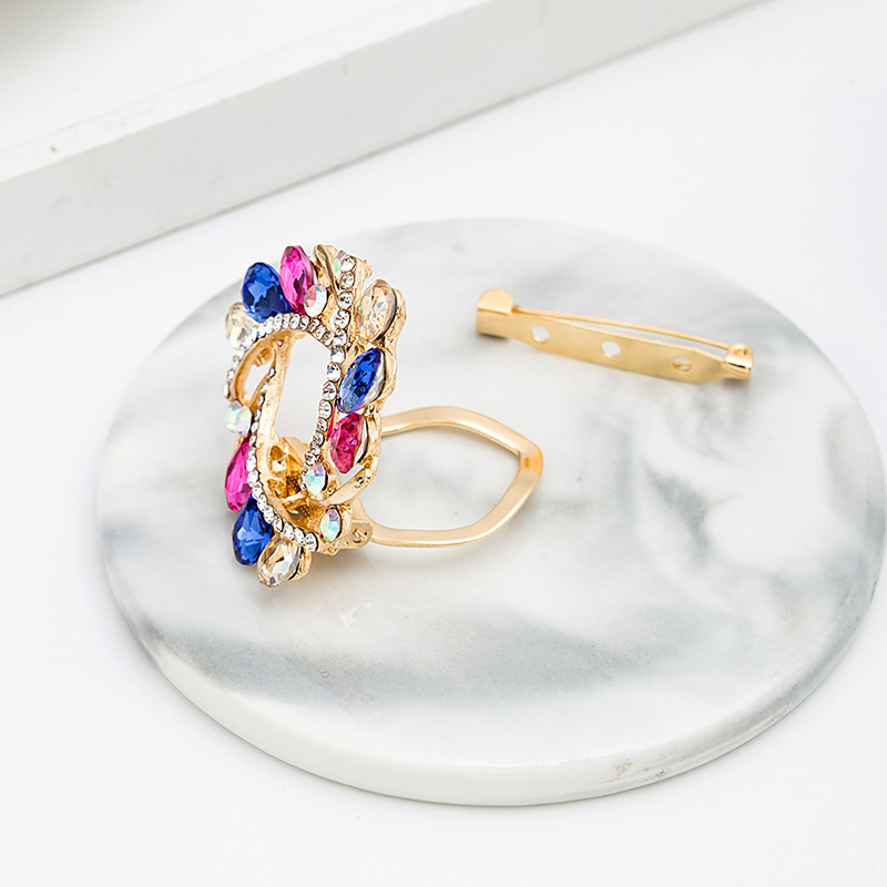 European and American luxurious crystal glass brooch, creative retro geometric triangular flower silk scarf buckle brooch, brooch knot Application Scenario