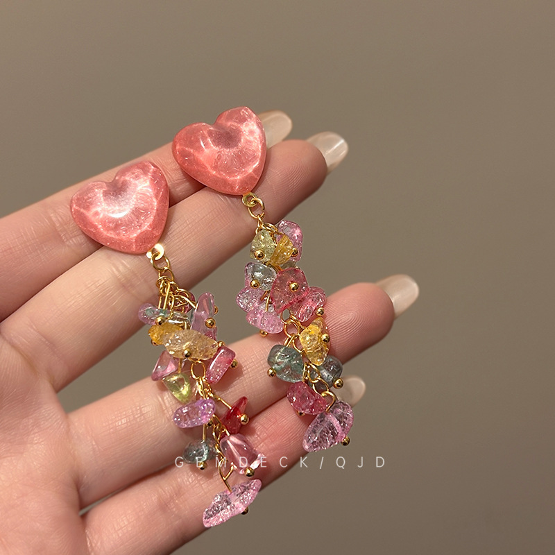 Spring and summer dopamine-colored heart-shaped crystal tassel earrings, seaside vacation style stud earrings, sweet and cute crushed stone earrings details Picture