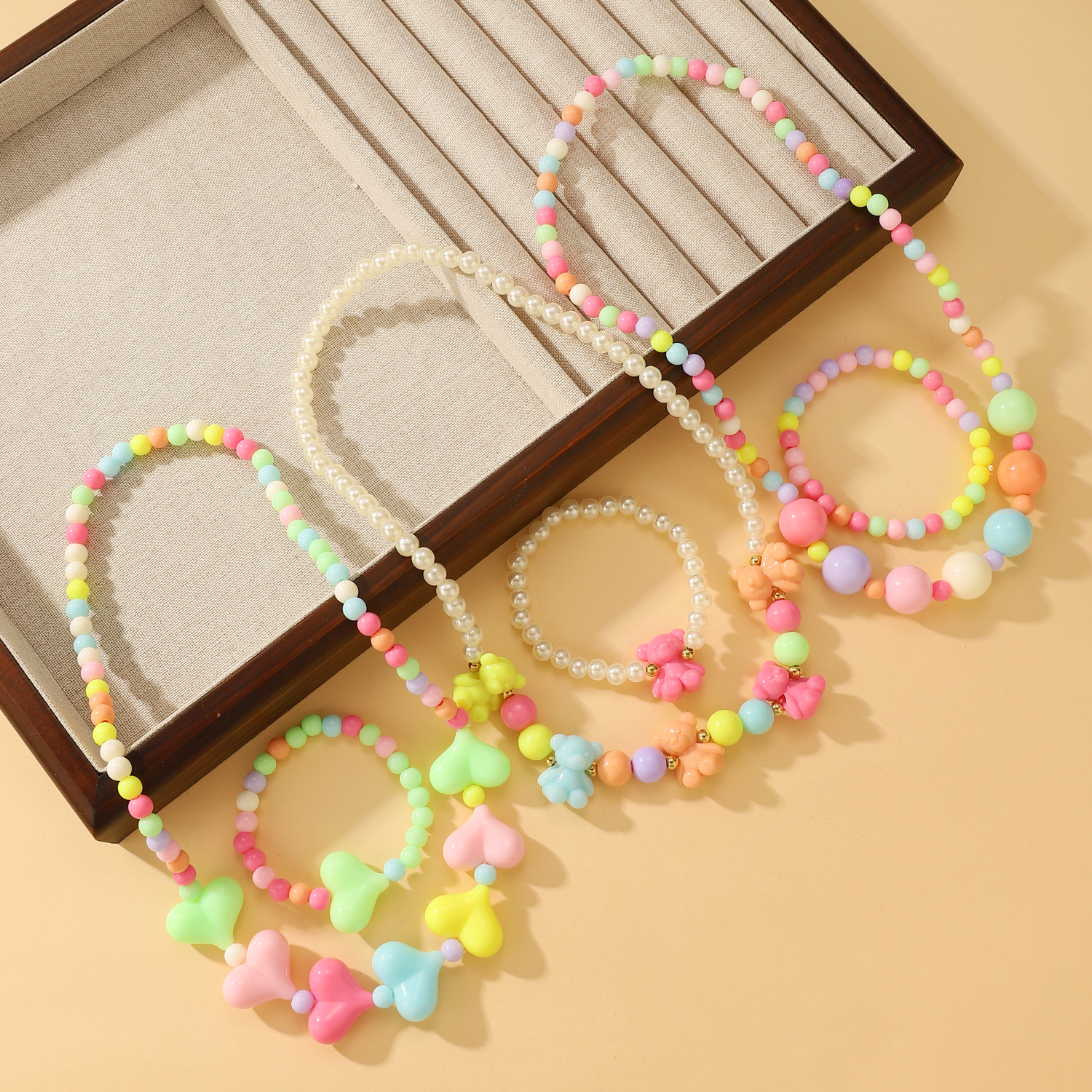 Cross-border cute candy-colored beaded flower necklace bracelet two-piece set, dopamine-colored heart-shaped collarbone chain for women Application Scenario