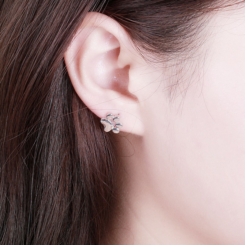 Wholesale of popular European and American earrings, new minimalist style ear studs, fashionable animal foot stud ear studs, best-selling items in foreign trade Application Scenario