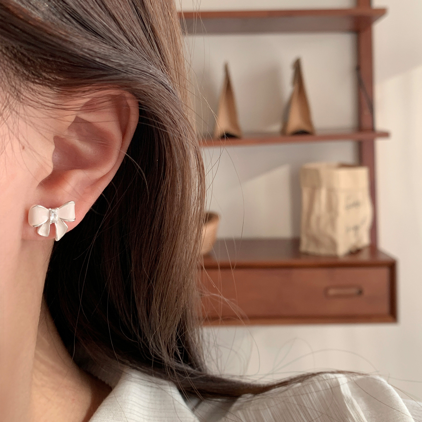 Korean spring and summer exquisite pink bow stud earrings, silver needles for women, fashionable commuting style, girlish heart, high-end sense earrings details Picture