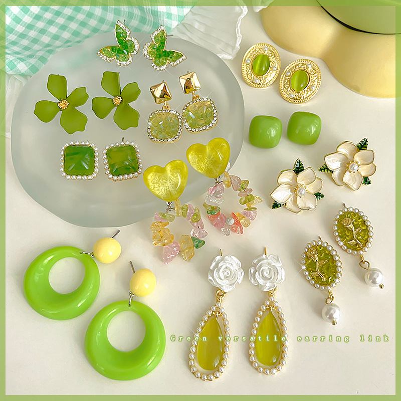 Green gardenia stud earrings for women, fresh and sweet, a new style of elegant ear clips and earrings for the summer of 2025 full figure