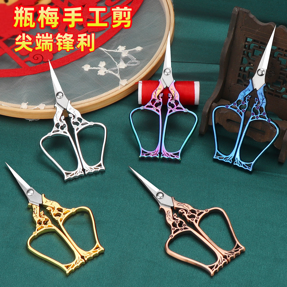 Lin Tai makes small scissors for plum blossoms, stainless steel alloy scissors, student thread cutting, handcrafted plum blossom cutting, retro gold scissors Specification drawing