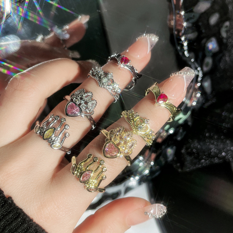 The retro French crown, with a cold and elegant style, has an open ring. It is a high-end design for women, fashionable, individual and versatile ring trend Specification drawing
