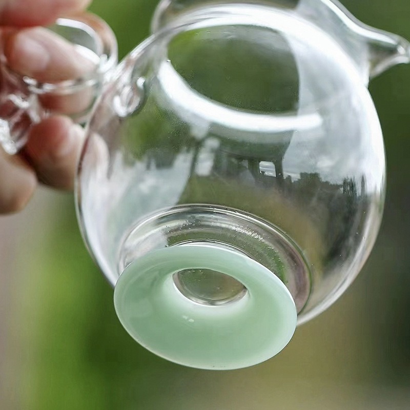 Japanese-style creative fair cup, thickened glass tea dispenser, high-end tea cup with side handle, single tea tray, high appearance level Application Scenario
