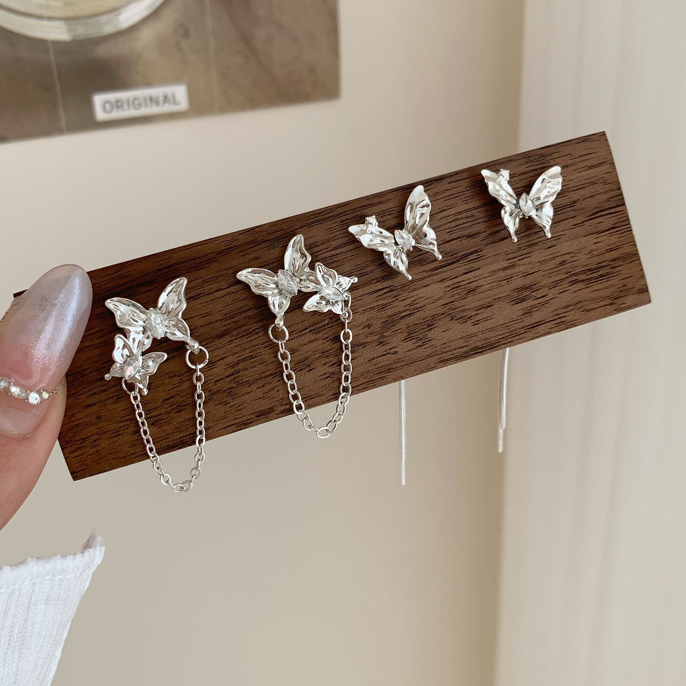 Zircon butterfly tassel earrings exude a sense of light luxury and sophistication. Silver-plated silver needles are a niche, exquisite, sweet and ethereal long pair of earrings full figure