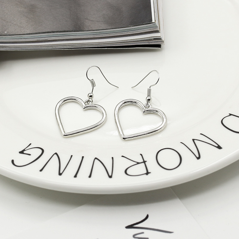 Wholesale and consignment delivery of Japanese-style fresh earrings, Harajuku hollowed-out heart-shaped earrings, soft girl earrings, and women's stud earrings Application Scenario