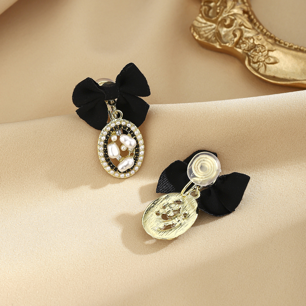 The s925 French retro Baroque earrings exude a sense of high-end luxury and are set with a niche design and a bow ear clip Specification drawing