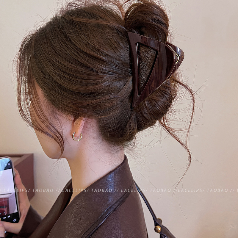 Chocolate-brown hair clips, hair grabbers, new Spring/Summer 2025 high-end shark clip, back clip hair accessory Application Scenario