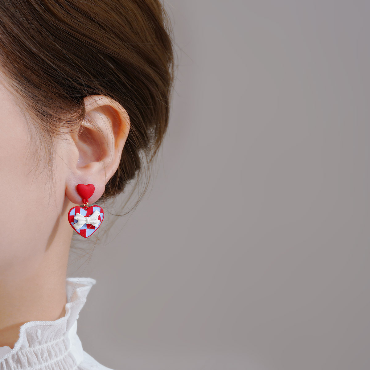 Red heart-shaped diamond pattern earrings, a unique and gentle touch. White bow stud earrings with a distinctive design. Valentine's Day women's earrings Specification drawing