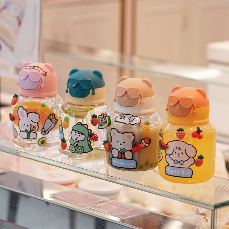 New fashionable and cute plastic water cups for students, boys, girls and children, large-capacity glasses, bear bouncing cartoon straw cups Application Scenario