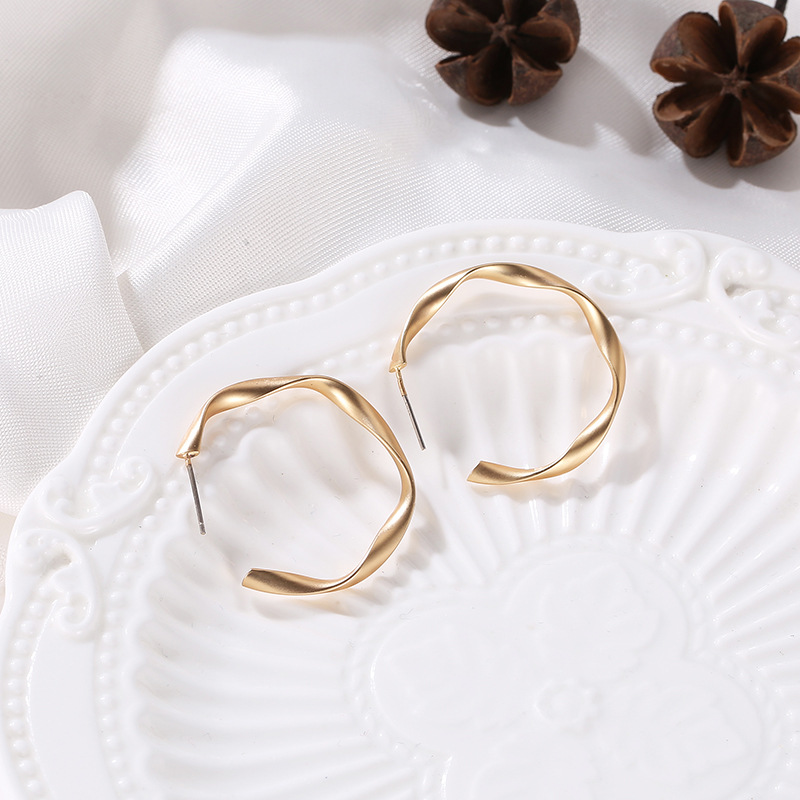 Wholesale of new creative, simple geometric twisted earrings and retro matte ear loops that are popular cross-border in Europe and America details Picture