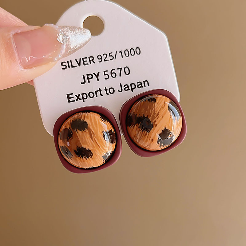 French retro leopard print stud earrings for women, 2024 new style, high-end, elegant and grand earrings, light luxury autumn and winter earrings details Picture