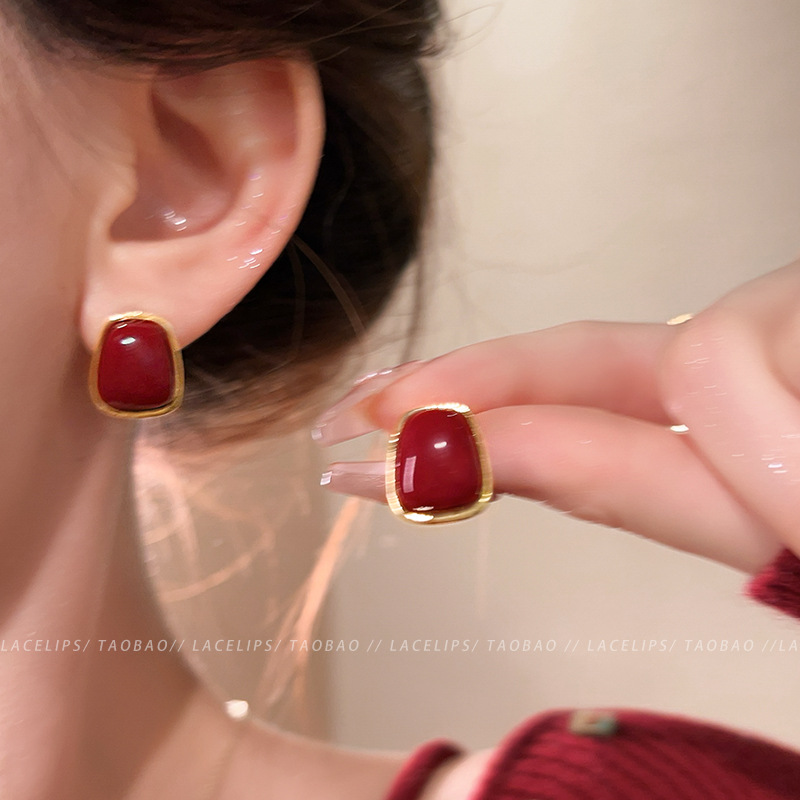 Retro Hong Kong-style red glazed stud earrings for women 2024, a new bestseller with a light luxury and high-end feel, unique and elegant earrings full figure