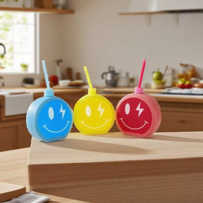 Factory direct sales Amazon best-selling plastic cartoon smiling face straw water cup, 600ml single-layer portable Application Scenario