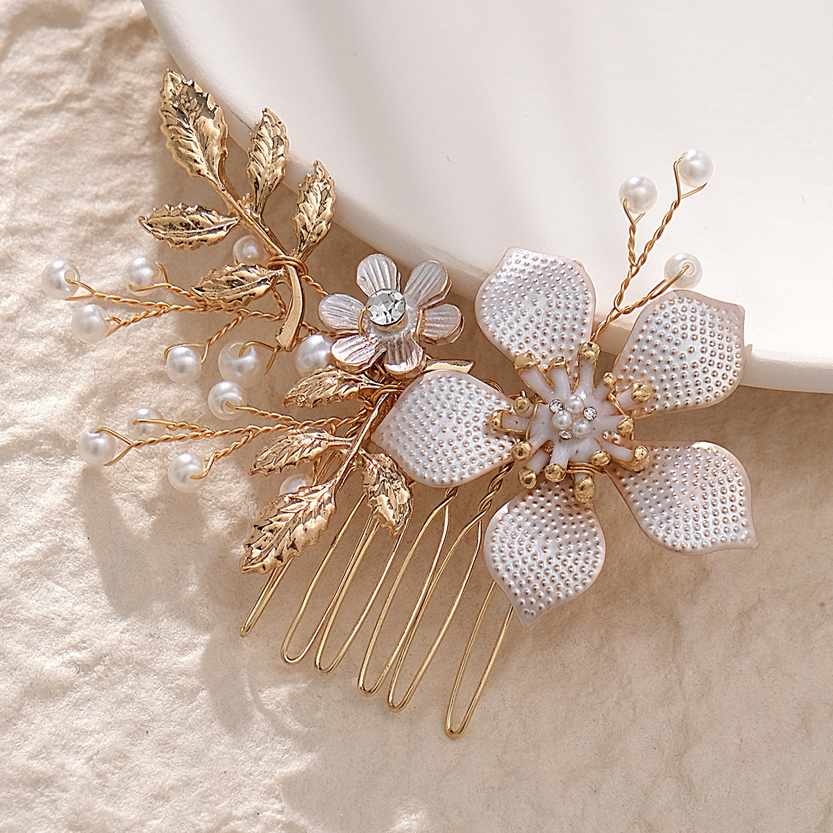 New European and American wedding accessories: Fashionable and elegant pearl comb, wedding dress accessories, alloy flower bridal hair comb details Picture