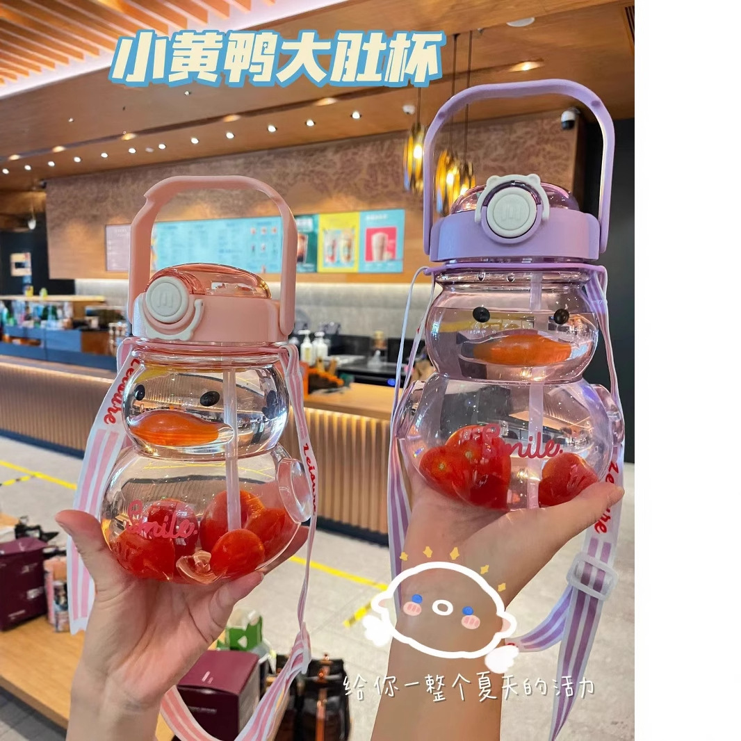New duckling straw cup, summer children's cute cartoon large-capacity, big-belted cup 1100ML portable plastic water cup details Picture
