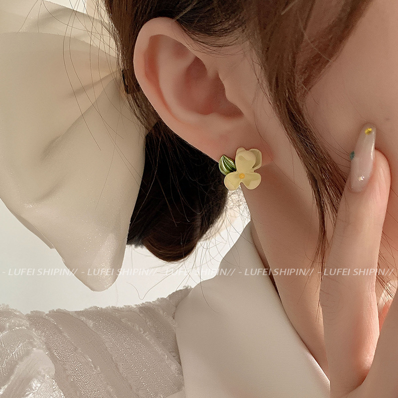 Cute creamy-yellow gardenia stud earrings for women on Instagram, Korean Internet celebrity earrings, niche design sense, simple ear clips and earrings details Picture