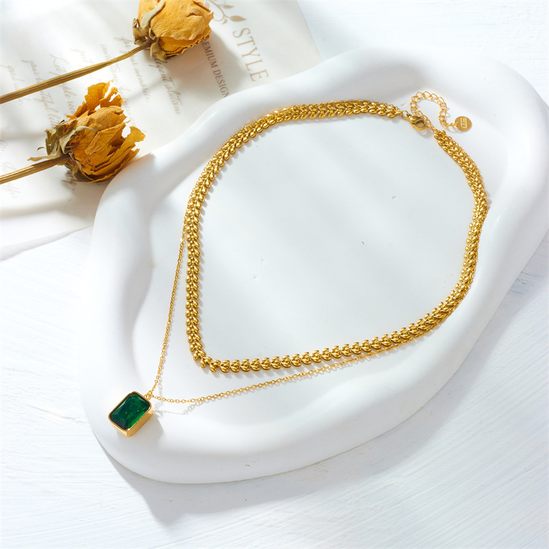 A fashionable and high-end, light luxury style emerald square gemstone pendant collarbone chain titanium steel metal multi-layer necklace Specification drawing
