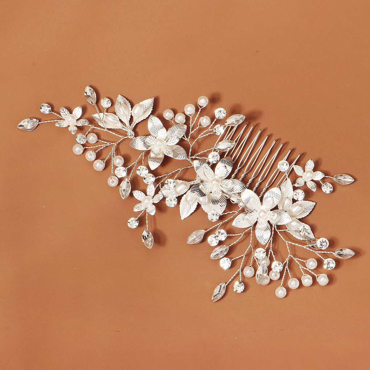 New Chinese-style bride's hair accessories, handcrafted combs, wedding gowns, retro evening gowns, beautiful floral rhinestones, flower-patterned and flower-patterned dresses, hair combs Application Scenario