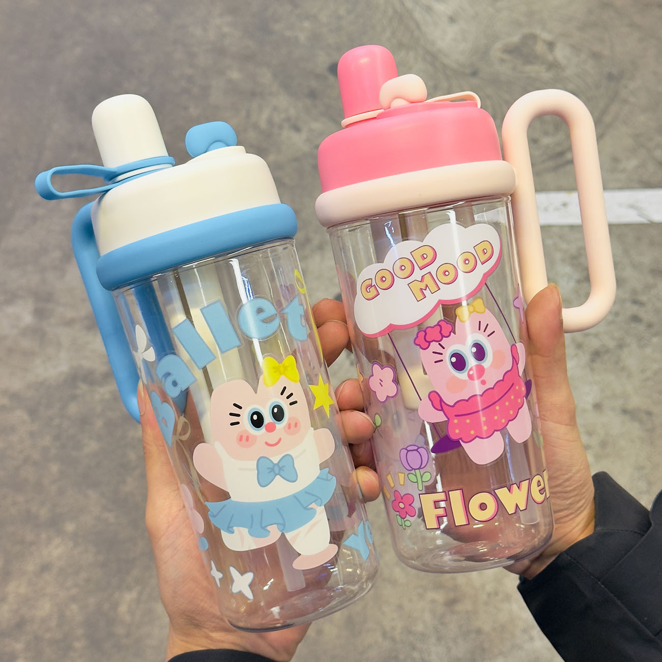 New cartoon children's plastic water cup, high appearance level for girls, double-drinking cup, large capacity, portable, student school handle cup full figure