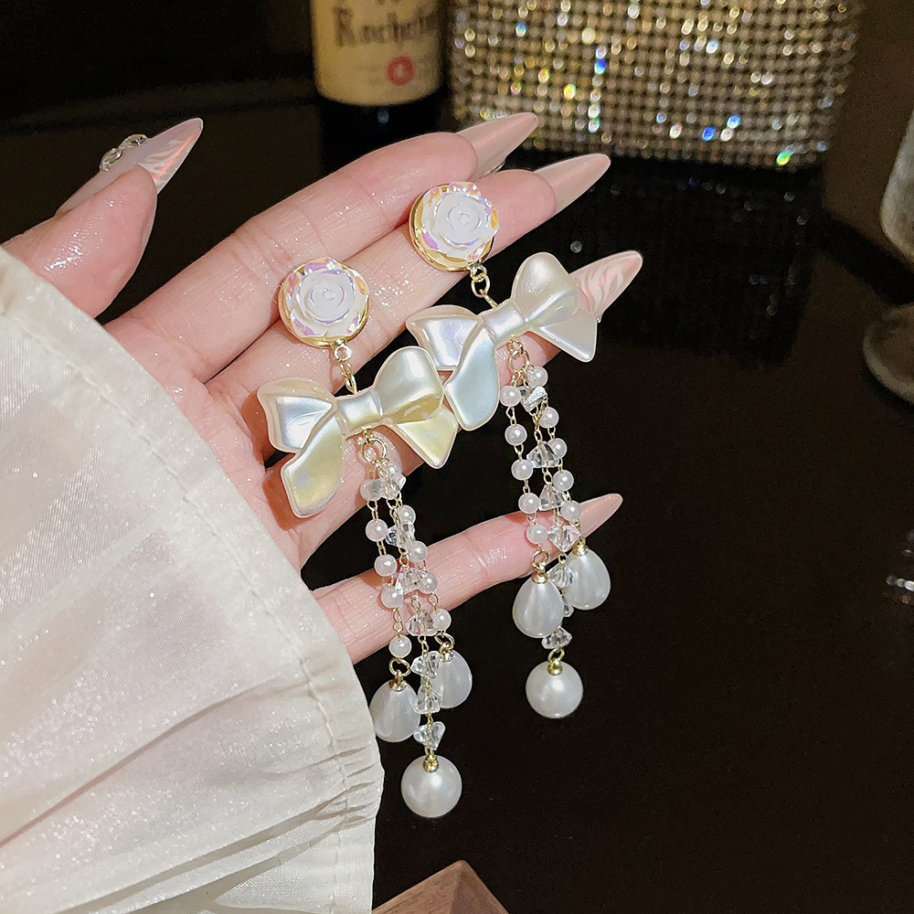 Niche design bow pearl earrings, high-end earrings for autumn and winter, elegant and luxurious style for socialites, flower stud earrings for women details Picture